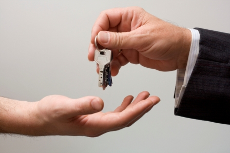 Picking up the keys of the real estate agent